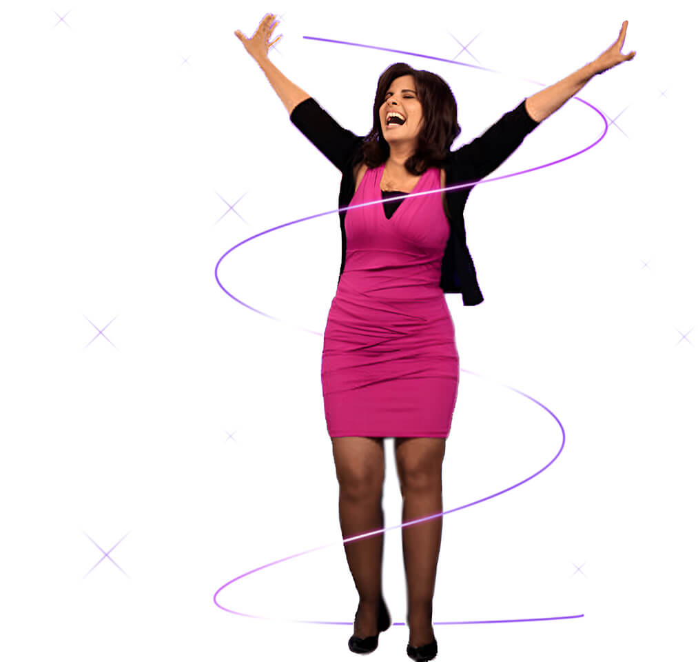 Jackie Torres contenta levanta los brazos