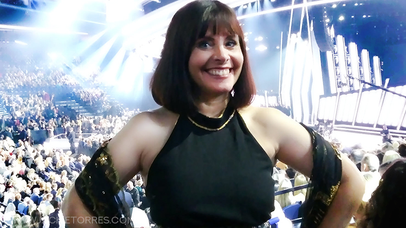 Actriz JAckie Torres posando en los premios de la música Country de América