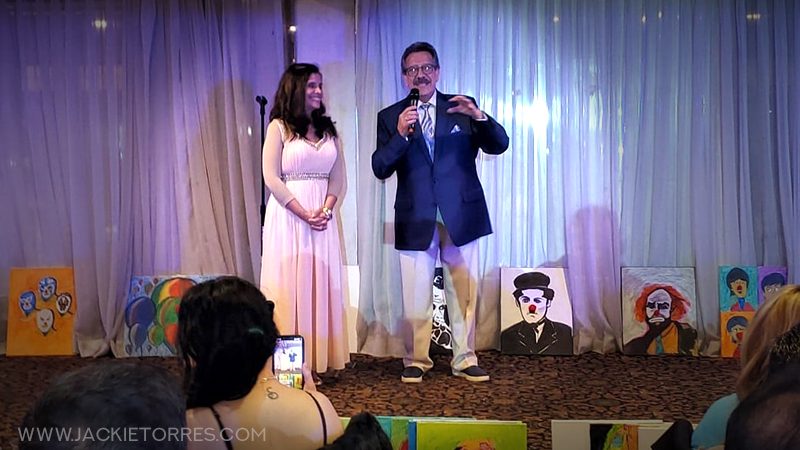 La Productora Jackie Torres y el locutor en un escenario